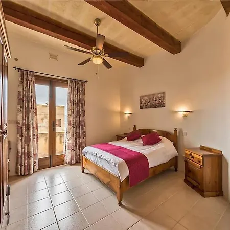 Traditional Farmhouse With Pool Vakantiehuis