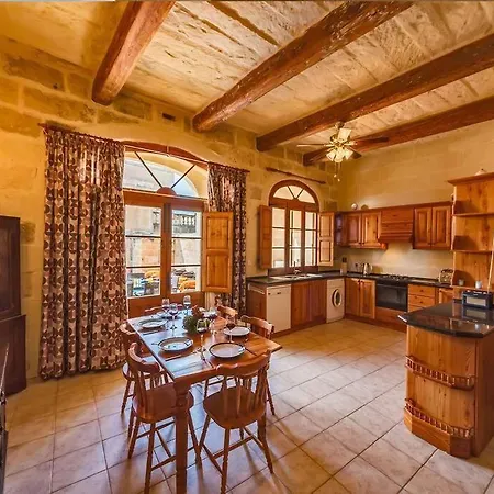 Vakantiehuis Traditional Farmhouse With Pool Xagħra