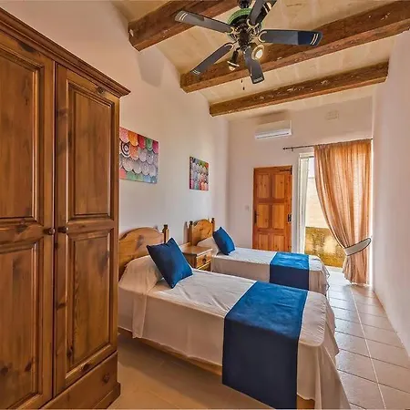 بيت للعطل Traditional Farmhouse With Pool Xagħra