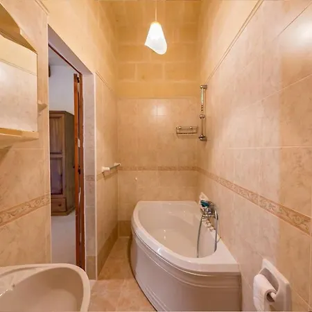 بيت للعطل Traditional Farmhouse With Pool